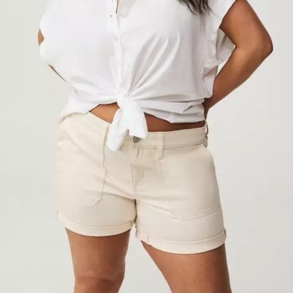 Torrid 5” Perfect Mid-Rise Jean Shorts in Natural - Picture 3 of 11